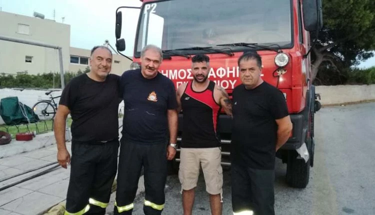 Συγκλονίζει ο εθελοντής από τη Χίο: Ήρθε στη Ραφήνα με δικά του έξοδα και έσβηνε φωτιές επί δύο μερόνυχτα (φωτό)